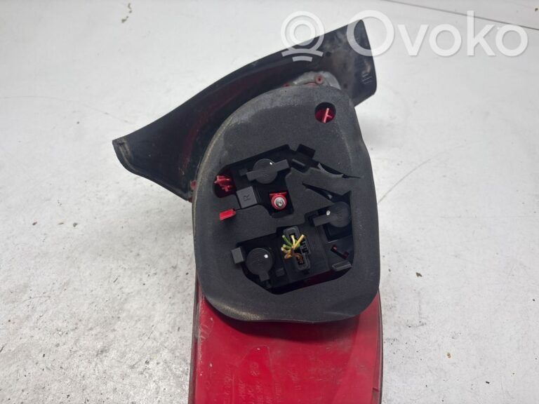 4ec3e507598004c845acf111afbefb06-aa5c4edbfb0e87f4c60a6f912e5e6b5d_rear_tail_lights