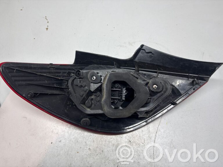 4f903aa2752017de99fc7e07b4f922e2-a6aa229e5e66818951858dac4f335e6a_rear_tail_lights