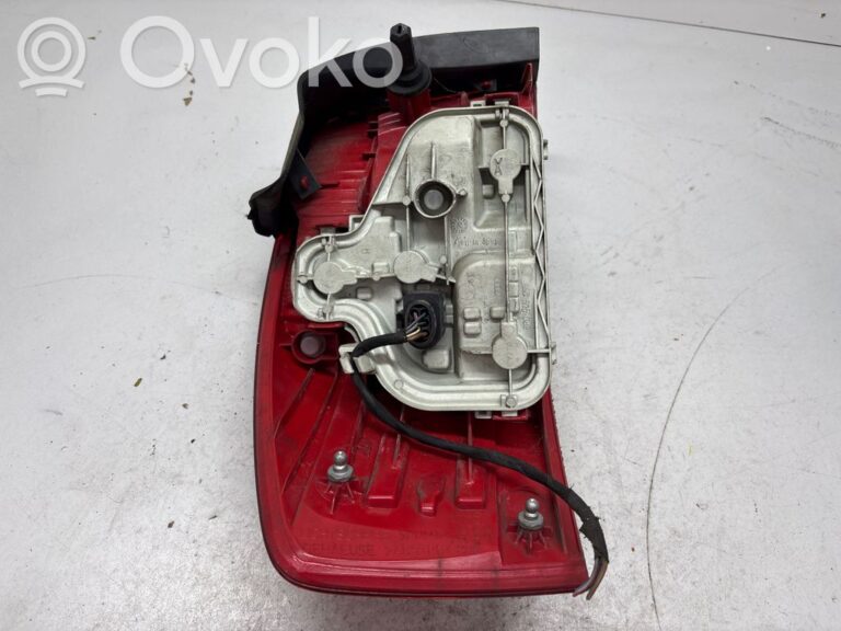 528315357ea7723ce7e056e7ba54da0b-8b1b520a03f8ec12595f7e3cd37df5a7_rear_tail_lights