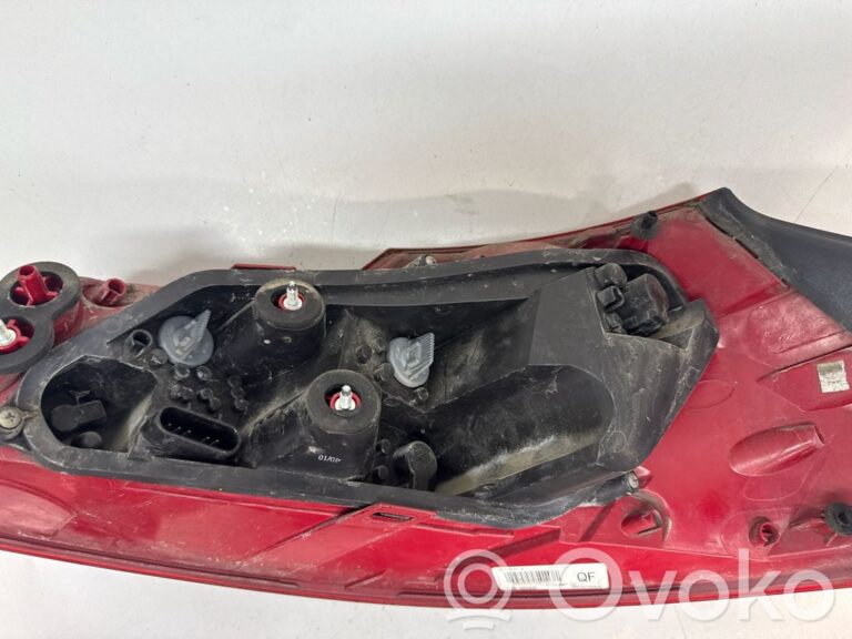 6c94a2e3703595cc4ac8345a66547ea2-2f7f98f6d82360eb6c16bd694659fb53_rear_tail_lights