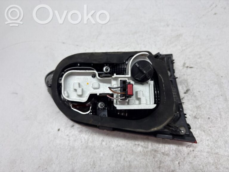 6d4978a02e8098b6ca2165f3b752106c-aed9b9cd028a6384b2f868343ae98f63_tailgate_rear_tail_lights