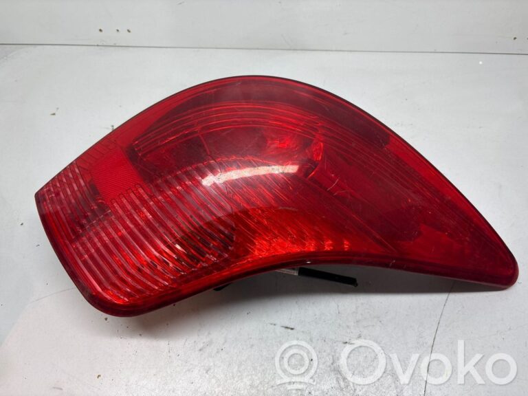 706c50096ff7f3206a079fe34aa6768f-95b44d90a44fd2bee150eac91de0b63a_rear_tail_lights