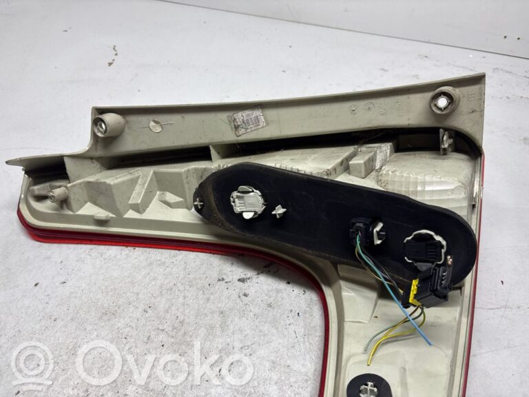 716a5f9d775a99e911061ce399866bbe-4ba215b10d04ba2ffbad5544f8fc06b8_rear_tail_lights