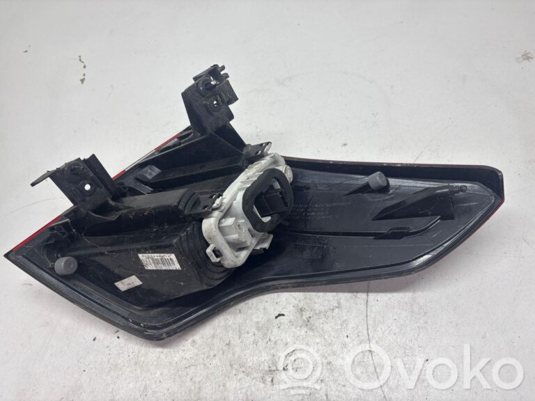 81ba51a7404a705e89080ae50fc1c5b2-d5bb9ba98c556d0f9c2691974dca1fcf_rear_tail_lights