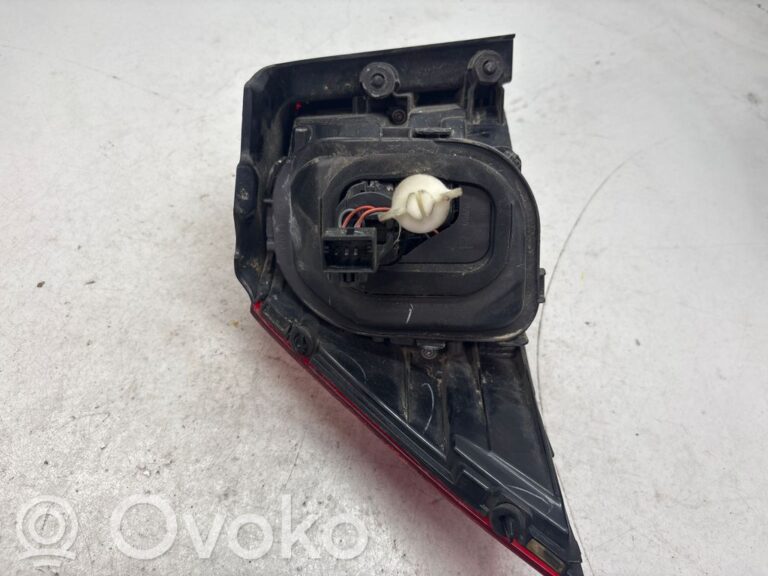 86087b27920d94a379d02c0145f78ffc-baf7b30c25843af6572b0b12dc302e61_rear_tail_lights