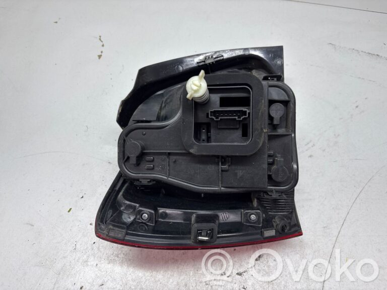 8befcf2e870230c0facbbab90b1b9a7e-618c2e622570060503b1e094354463f9_rear_tail_lights