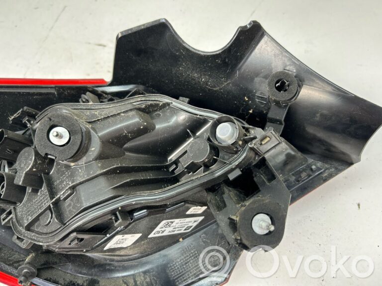 8dedd2e9413c95326a76a06ad82faf3b-0292dbf2dc4a54a25d0a30b28bc17295_rear_tail_lights