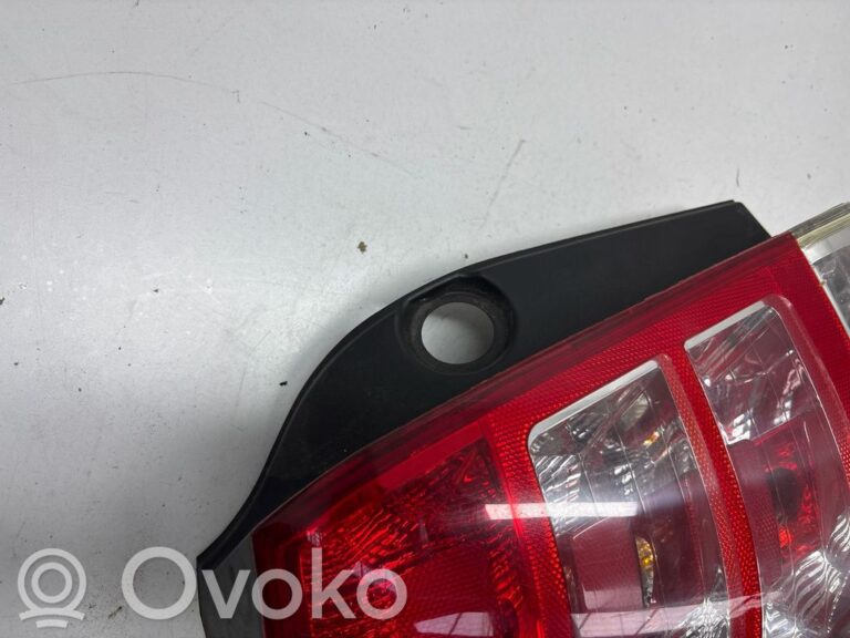8faf122a25eec435bb111f76832525f5-00a1696e4ac9e1761586652c1815905c_tail_light_bulb_cover_holder