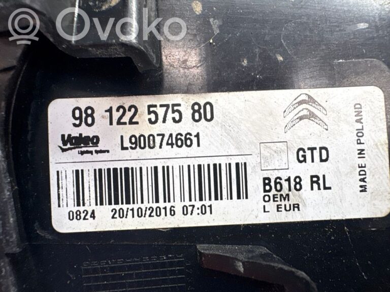 944d9b54bc764d23bc741b29fa031360-2d3b8c2c16dda49f5a504c6a603b1e23_rear_tail_lights