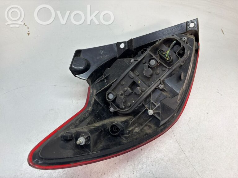a4c052410d7a22a4b1aa6a826df7bf68-a1fb46ea4e498e952fd9fccb046d9197_rear_tail_lights
