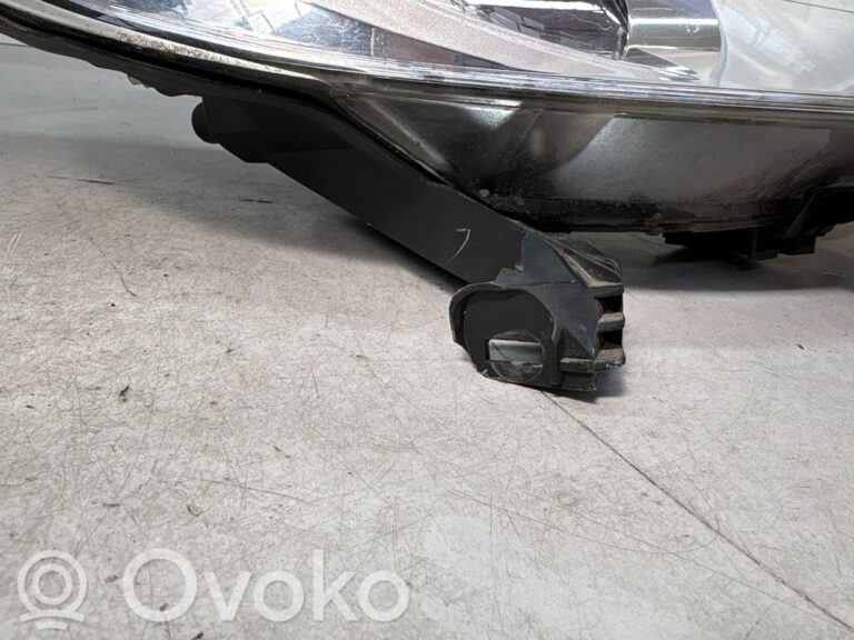 a740d67de6410d889b588e59a32db6a6-b15c120cf50653ff1c11d51f8c870340_headlight_headlamp