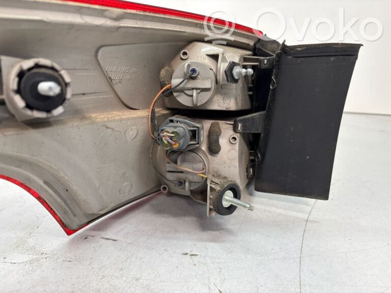 a966ca29fb1cf0f0d92786027a4174c6-2101adb112ffb37d99b96911f2efd7d7_rear_tail_lights