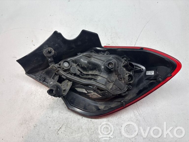 a9874b331764f89cf9a6ffe613a94ebd-eba6fca4ef4e4af429eedf8eea6d6e8d_rear_tail_lights