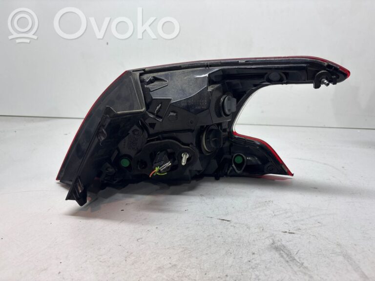 ae4dd9bd01c274d19a064a1cea72de08-488cc35c26539b706680fc15429b6ff3_rear_tail_lights