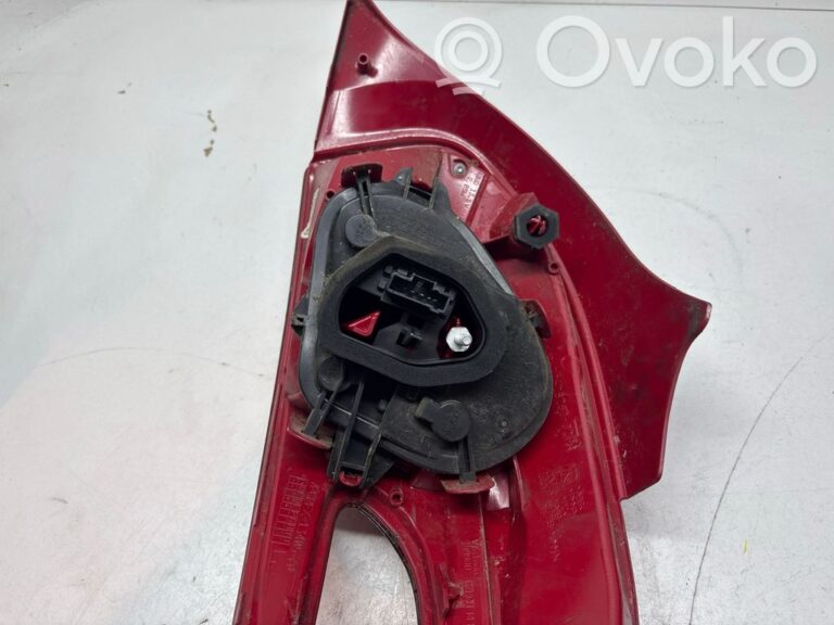 af86e2dcb6e5ee3215187973cf9d7b9d-16020b0baf0d1b4479dd09d95920d63d_rear_tail_lights