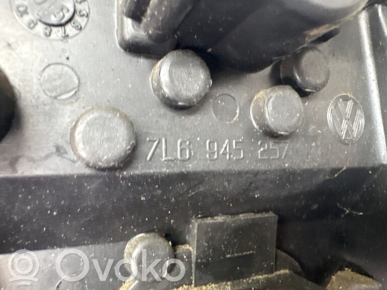 b00fc9ccaae1a0a73cbd50c3dd0c7da7-381cb80173ca86779968b85ed180743e_tail_light_bulb_cover_holder