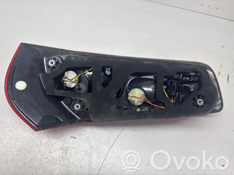 b033443e5f9f607fc26338c24404bf18-1a092c9ac03d69c0f91fbb582ebe4121_rear_tail_lights