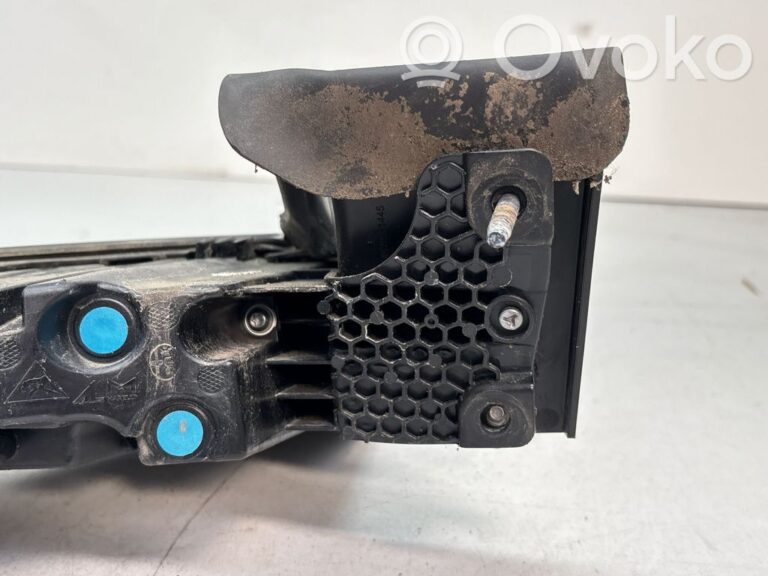 b1586b5e5ec46d208ade5232984ecb4f-a06a47c9fa6925b9f53e3dc2d779d786_rear_tail_lights