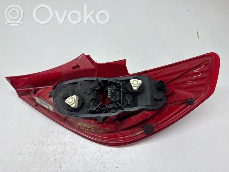b4abd7b84eedcddb3b31104bce9fe181-f523d0c27a1313f253674bcfd5c0a11f_rear_tail_lights