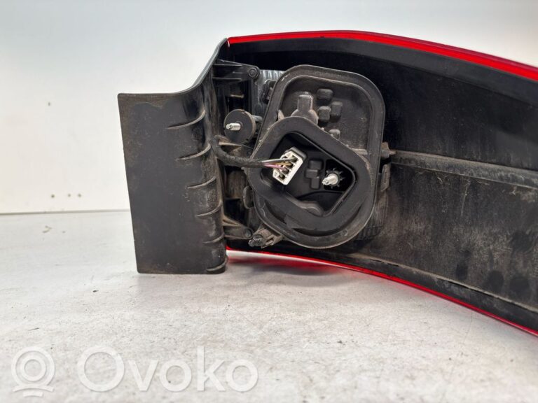 b6b00c98e86957579f24b0d7692f1a1a-70fe71ef192c7b800463bbd5098ca0ea_rear_tail_lights
