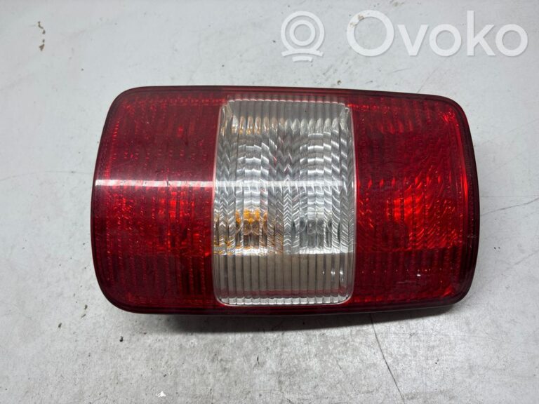 ba2db8917daa4011b1ef3591bf0b10a9-ea477ee94c95bbbb4a1abfe894a8e7f9_rear_tail_lights