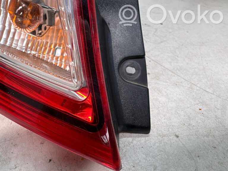 bb0e30a5174fcaa8c82dfc333837eacf-e204132831fc619c6c8c9226cb93e684_rear_tail_lights
