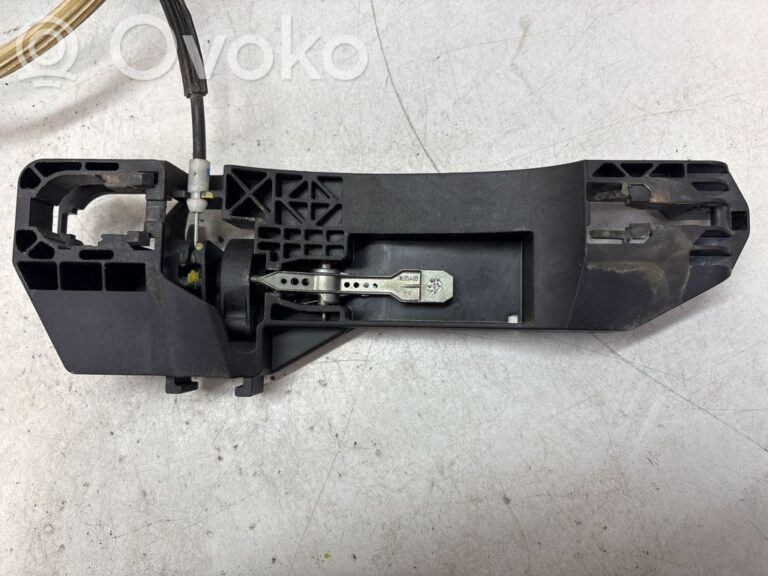 bea3d4b5873bb573dc227186ee832f8e-dceab5ab660bf5537bf419dbc3761c11_front_door_exterior_handle