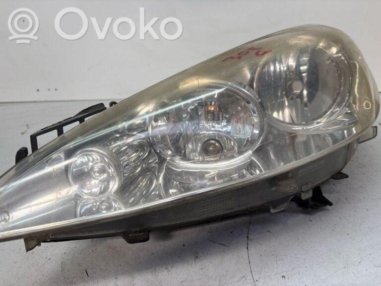 c1badf17fa5fa04cbba612f4c61e7dc8-8ce68e37e0584c205a9787a2ce94e52e_headlight_headlamp
