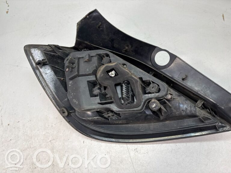 c7d10b9fea2c0f68a88b21ac0c2937f1-ea69ecdd71709b6b4c5c347631aed081_rear_tail_lights