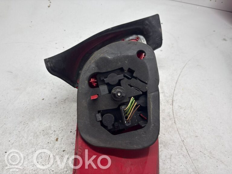 cc5e8b39bfc38447e34996ce732f6b5f-6f519e08de9dd4bd1b964097a6a83443_rear_tail_lights