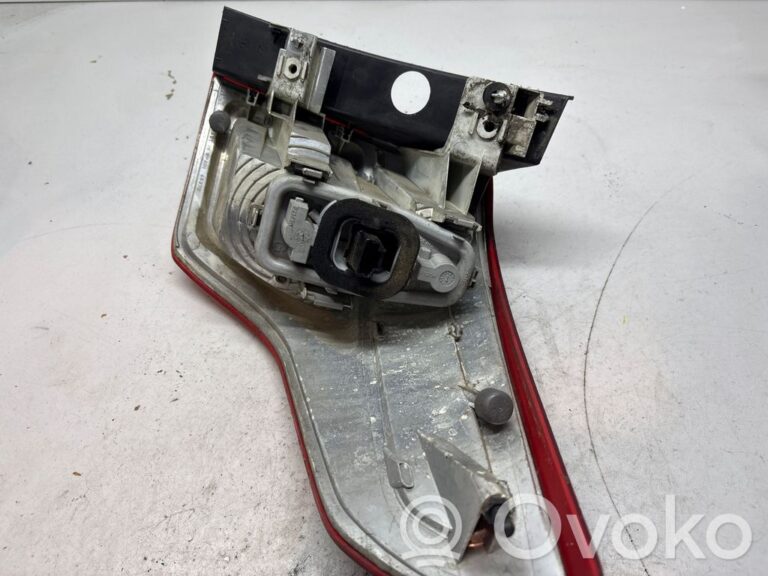 cec798417673c88a70b9cc827c138c6b-1ad57e0f90d314168232173de9772978_rear_tail_lights