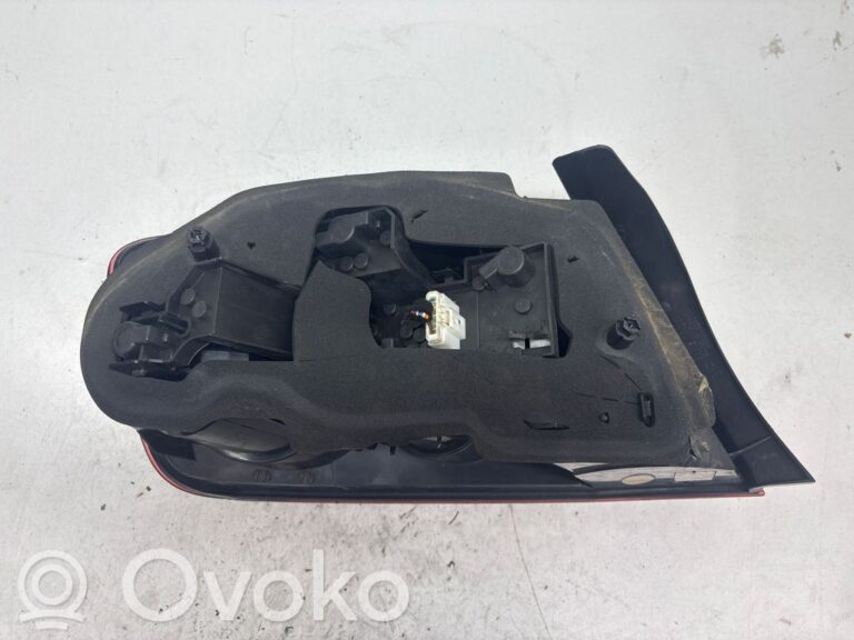 d86d2af35ab2df299b95968df45adee0-d988c205a2d9a6b70dcf0d601dd1ea14_rear_tail_lights