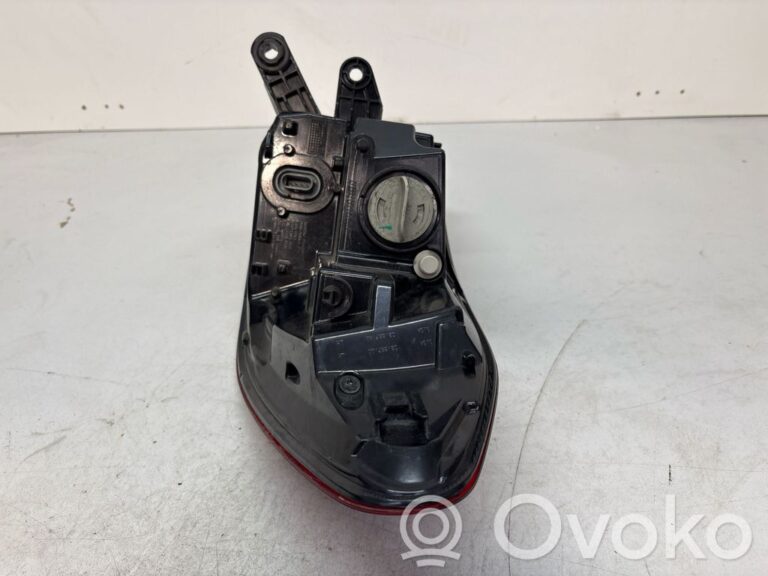 dbeae5c2397c9c7f455834f5a6eb54ac-dcb7731daf8ebbda4a4ab8fdc2be731e_rear_tail_lights