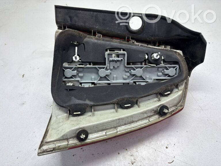 ddb13669e8640ce2096e19e588f0429e-f30a1ae7af3914873600e3e658fdf429_tail_light_bulb_cover_holder