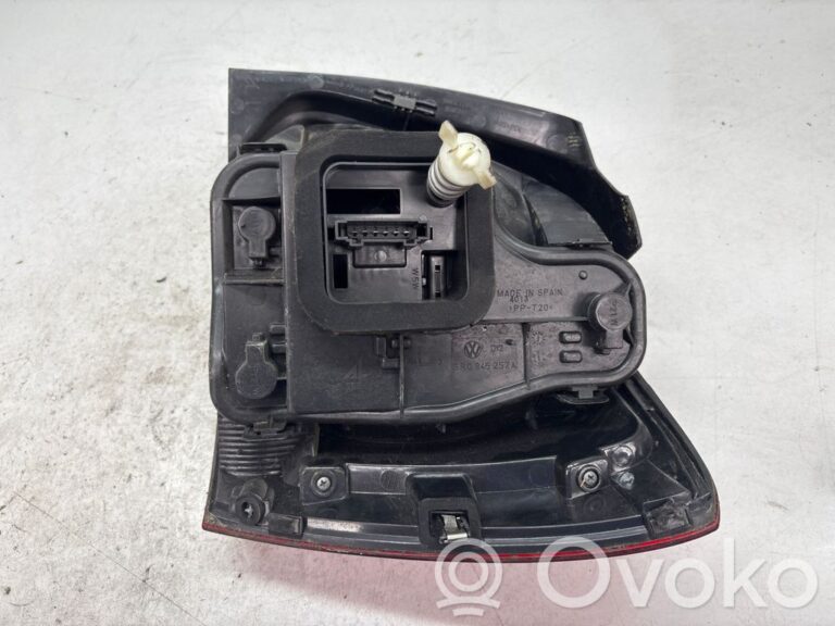 debc12cc24f2aa4f2bb2a3ac343cab59-111d6db5933c5059e745b7a2a295d091_rear_tail_lights