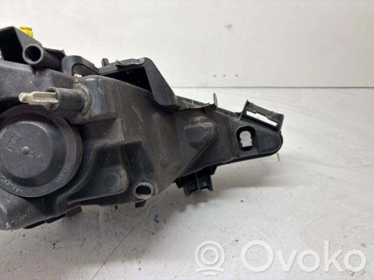 df9afd01a22fab4cdee97f2ccae93fc5-fb7d4d1a7b3803fb6449e03c52db3d83_headlight_headlamp