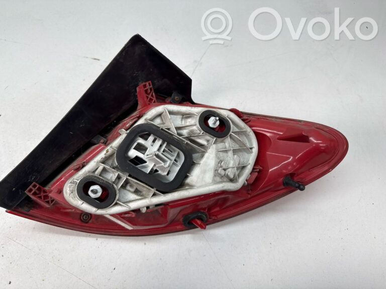 e6b8243cf68955d476f1fabcd2359256-ee37ce1013eb3ff81f00936f99e0ab13_rear_tail_lights