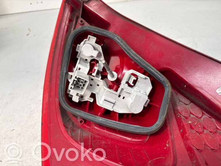 e7de6b42ee44379530fb28bf937da7d5-236ca3062779304fb2a32ade36fc6a1b_rear_tail_lights