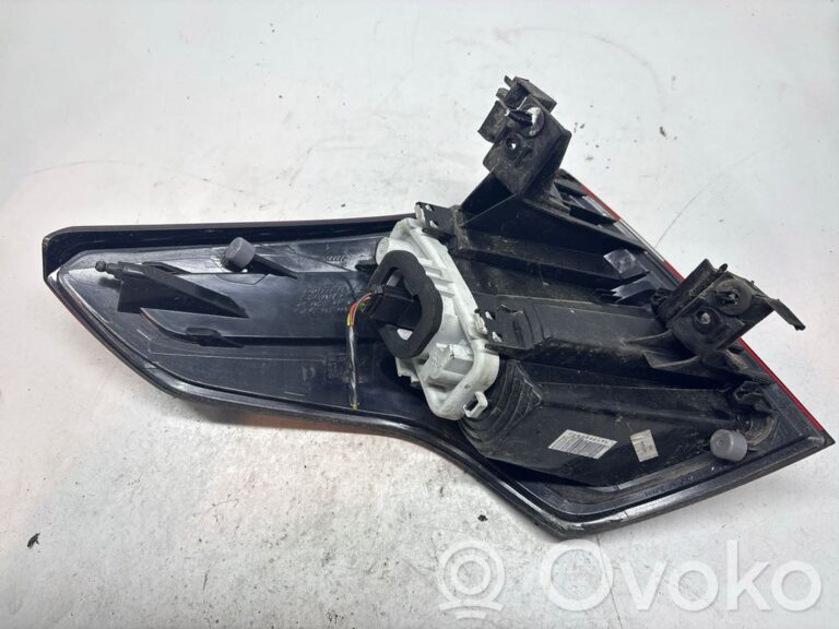 ebe8e84d1c29a2a318879c0f48551cfa-e57822b089ee8a213c9b3189a2edf0b0_rear_tail_lights