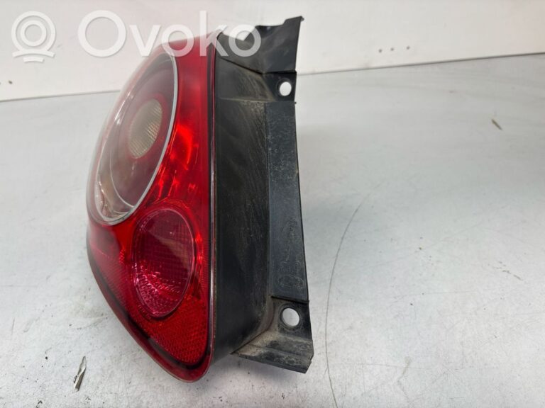 ec2bdb17c2766631f64159f89e48b868-064035f47eb84f7739cfdb08ae51335a_rear_tail_lights