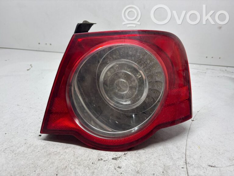 ec6ccd34b50bbc5d39f3cc53665679c1-883e21e78214a4e95caa2d7561719832_rear_tail_lights