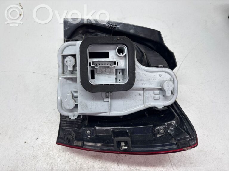 ed70ea3bb7aea921e6e3dcec47ed8d4f-e80d6cd717d890ec7ecb4beb108b8ae9_rear_tail_lights