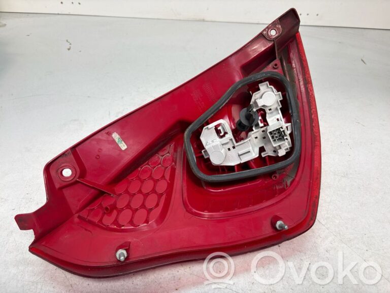 edf89298fd4c40394a2da4c0108045c6-a931c06cad9cd45f2a6c1d2d622e78a7_rear_tail_lights