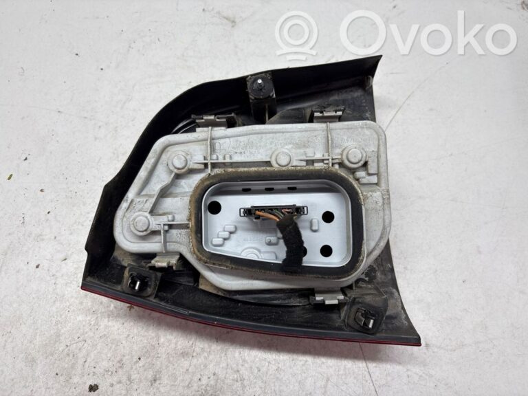 ee409c78f746da4a20a9aefbdc0b30c6-823b7380f766bec47ea4368f04f79bf9_headlight_part