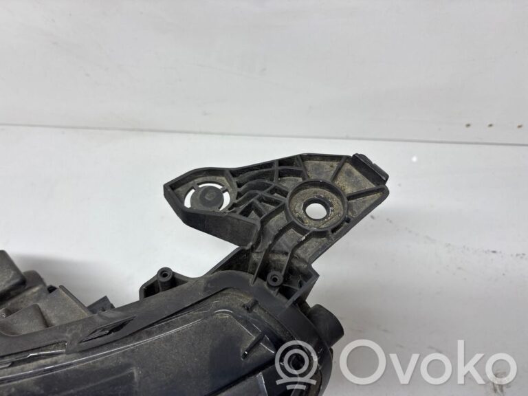f59e52c5f4d64268a6ba2c10f8531f9d-ed79402a582673d9e71d26b46064416e_headlight_headlamp