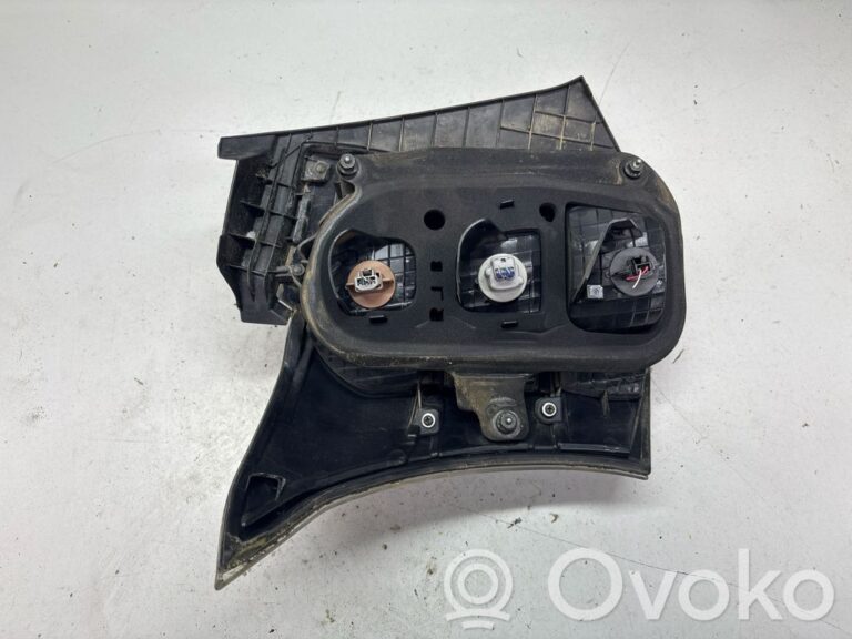 fb4c2b7e1656f2bcc83f9c33d3ccbaa1-1722385db9b0b82c812f0b01ed858fbc_rear_tail_lights