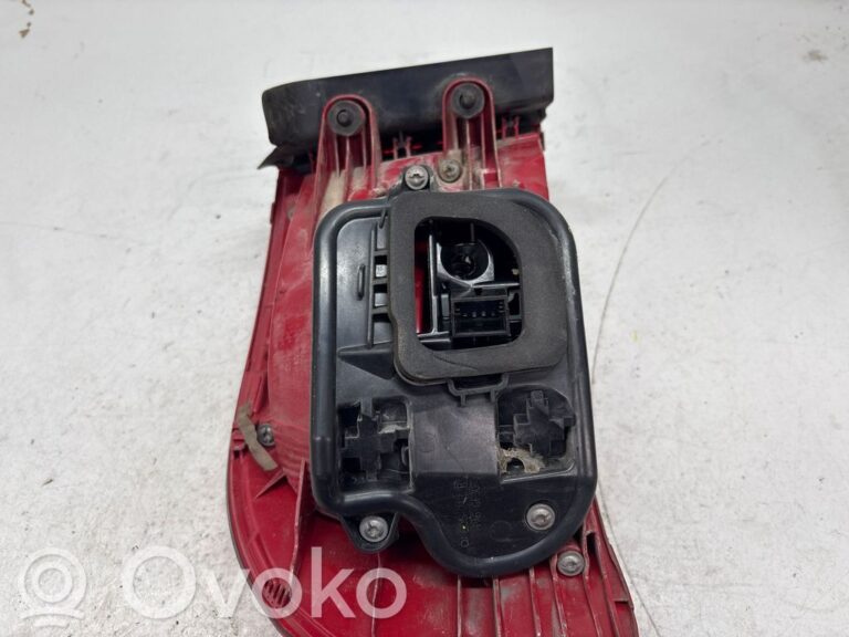 fb6fdc1a06eb623987c4d888bc0d81c8-a2ea561e9ff9948d19b9c6aad76cb812_rear_tail_lights