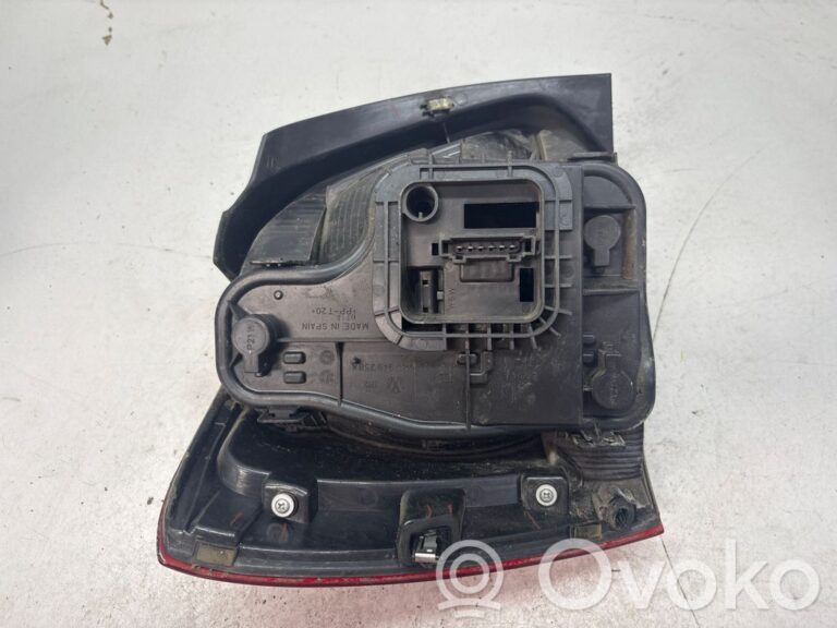 fb8c5d31d7924057489f64c83e081483-6c61abe82ac17d7799ef70c00c25b60f_rear_tail_lights