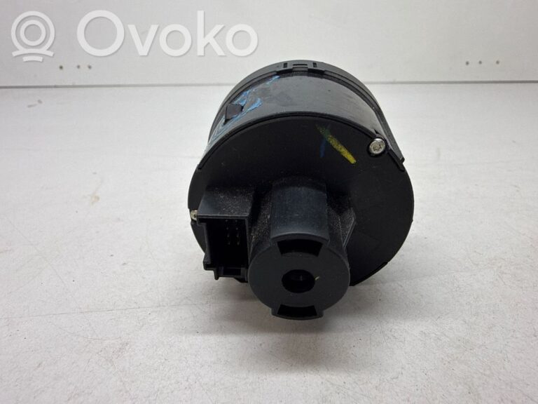 9128c1c5b532ca42164cf5c9e3be459d-02889cd7e57b3cc60a6eb42229493362_light_switch