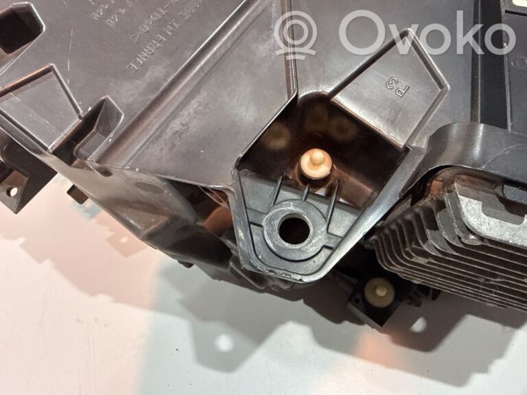 f2da30f30e82e647e96ce285526c51f4-14eee0c729986eea4d7b721f60b4e8bb_headlight_headlamp